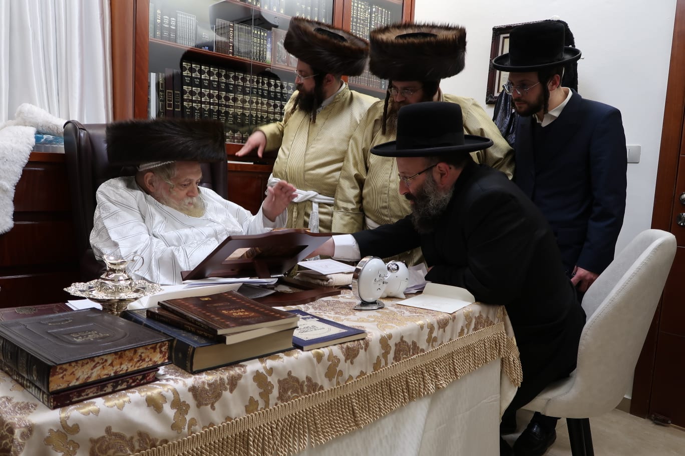 הגר"ש רבינוביץ' במעונו של האדמו"ר מתולדות אברהם יצחק