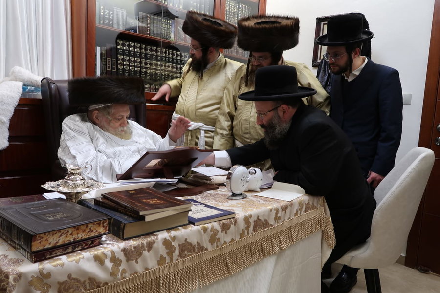 הגר"ש רבינוביץ' במעונו של האדמו"ר מתולדות אברהם יצחק