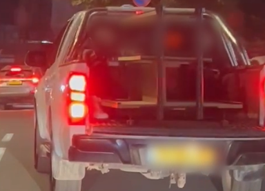 השוטרים נדמו לגלות נהג רכב שסיכן קטינים בארגז הטנדר