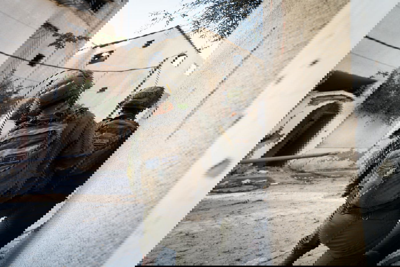 פשיטה על בתי בכירי חמאס,  ומחבלים מסתתרים בבתי ספר