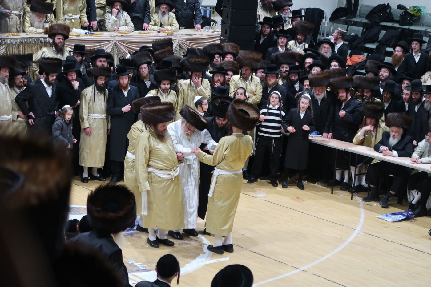 מהקבלת פנים ועד המצווה טאנץ: שמחת בית תולדות אברהם יצחק