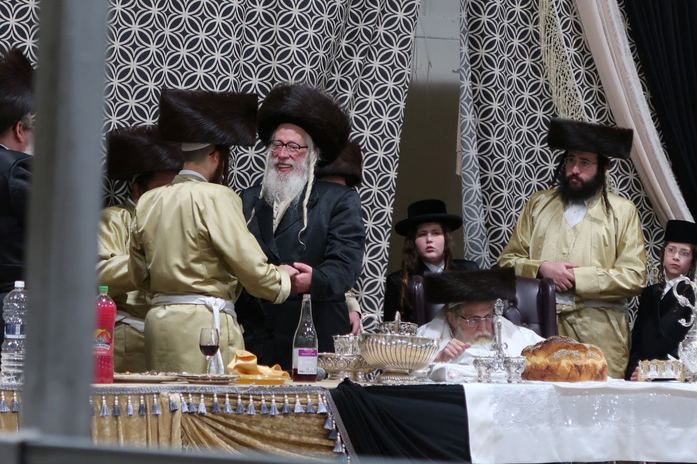 מהקבלת פנים ועד המצווה טאנץ: שמחת בית תולדות אברהם יצחק