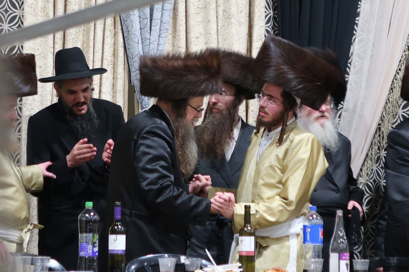 מהקבלת פנים ועד המצווה טאנץ: שמחת בית תולדות אברהם יצחק