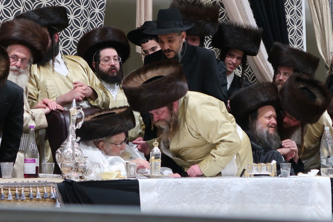 מהקבלת פנים ועד המצווה טאנץ: שמחת בית תולדות אברהם יצחק