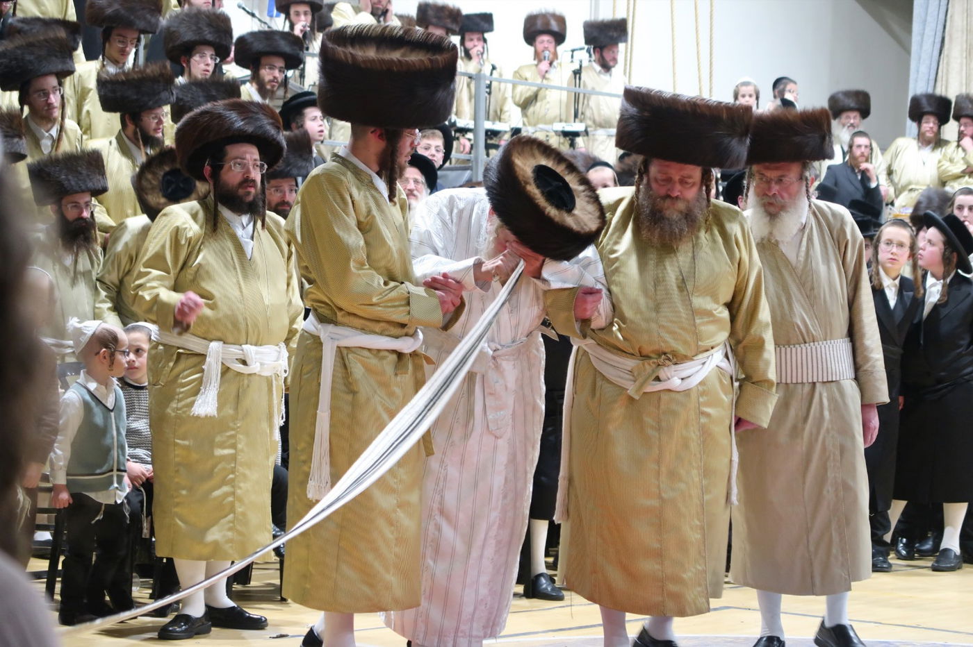 מהקבלת פנים ועד המצווה טאנץ: שמחת בית תולדות אברהם יצחק