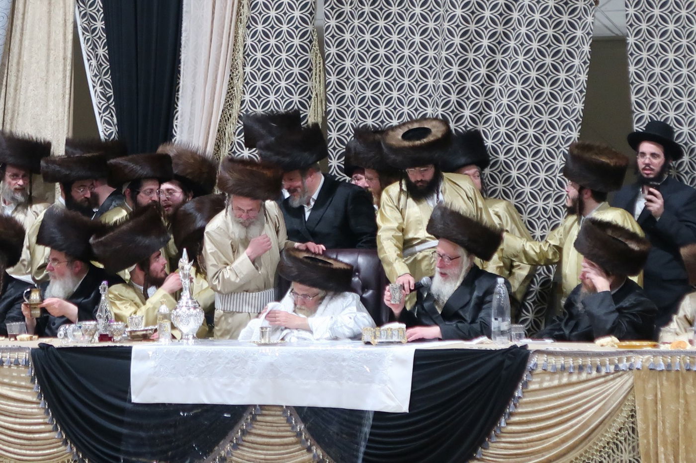 מהקבלת פנים ועד המצווה טאנץ: שמחת בית תולדות אברהם יצחק