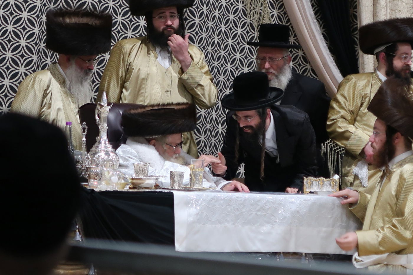 מהקבלת פנים ועד המצווה טאנץ: שמחת בית תולדות אברהם יצחק