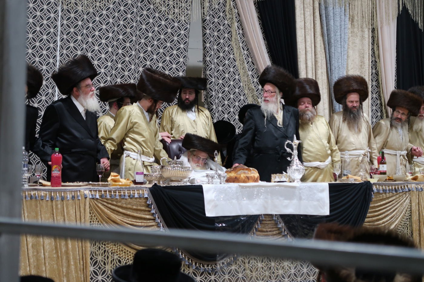 מהקבלת פנים ועד המצווה טאנץ: שמחת בית תולדות אברהם יצחק