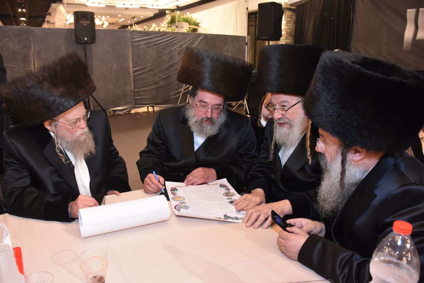 קהל חסידים ואנשי מעשה בשמחת בית קומרנא אשלג - זאבילטוב  | גלריה