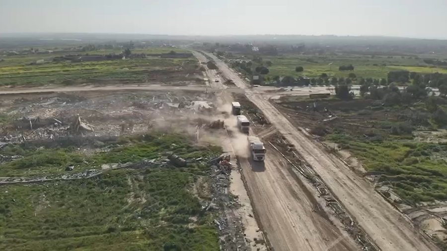 תיעוד של הכנסת משאיות סיוע לרצועת עזה