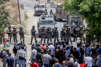 הפגנה  של פלסטינים נגד המתנחלים ביו"ש