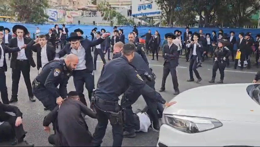 שוטרים מתעמתים עם מפגינים בכביש גהה היום