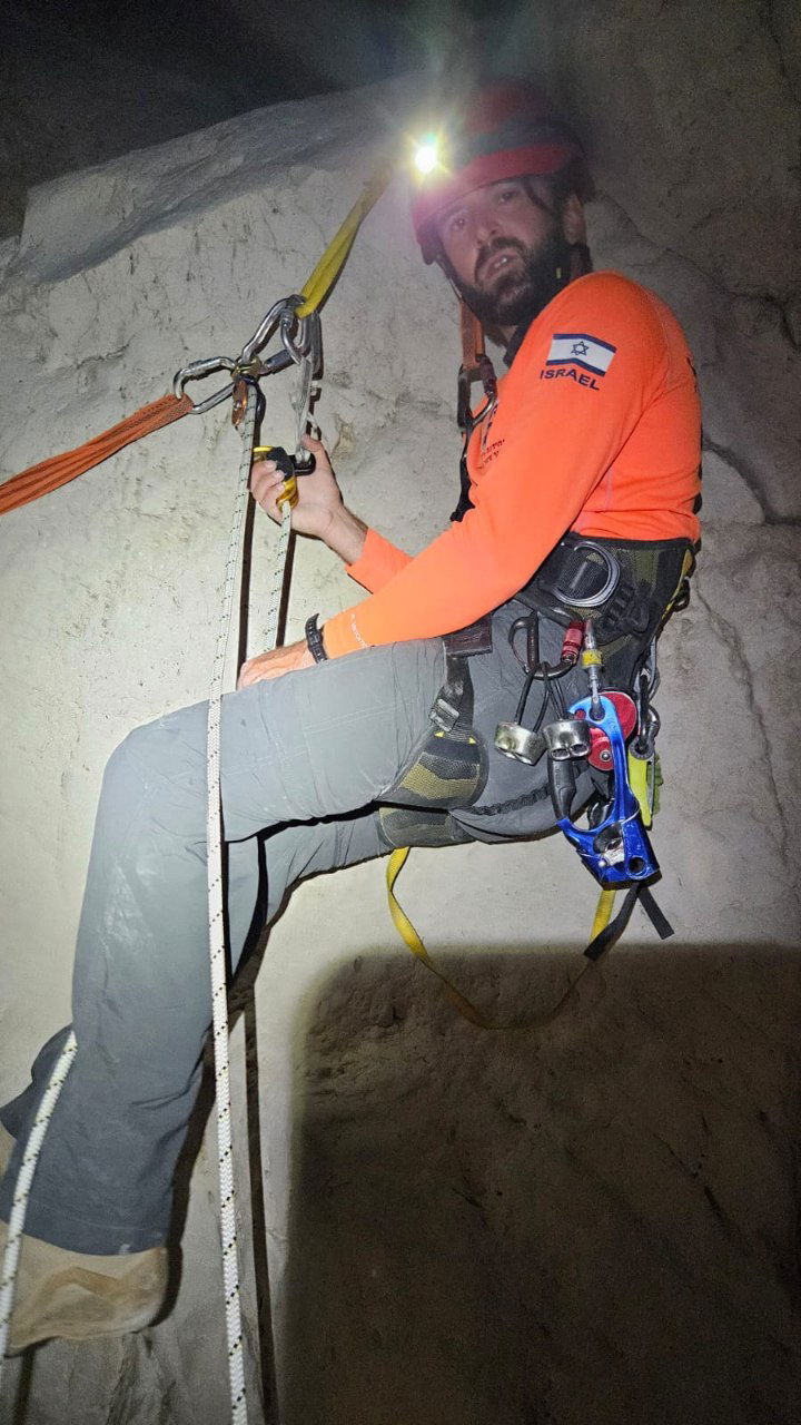 מתנדבי יחידת החילוץ חילצו זוג שנתקע בנחל דרגה | תיעוד