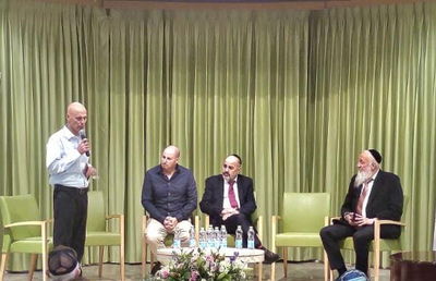 אל השר התלוו המשנה למנכ"ל המשרד, משה לבון  ויריב מן, ראש מנהל אזרחים ותיקים וסמנכ"ל בכיר במשרד הרווחה, וחמה שמייסר-ישראלי, ראש אגף בכיר מערכי דיור במשרד