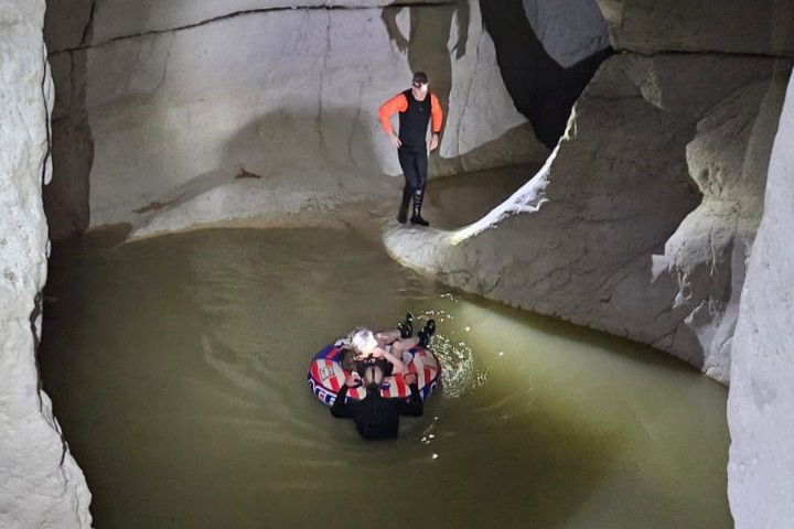 מתנדבי יחידת החילוץ חילצו זוג שנתקע בנחל דרגה | תיעוד