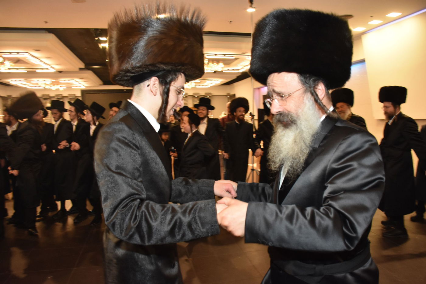 קהל חסידים ואנשי מעשה בשמחת בית קומרנא אשלג - זאבילטוב  | גלריה