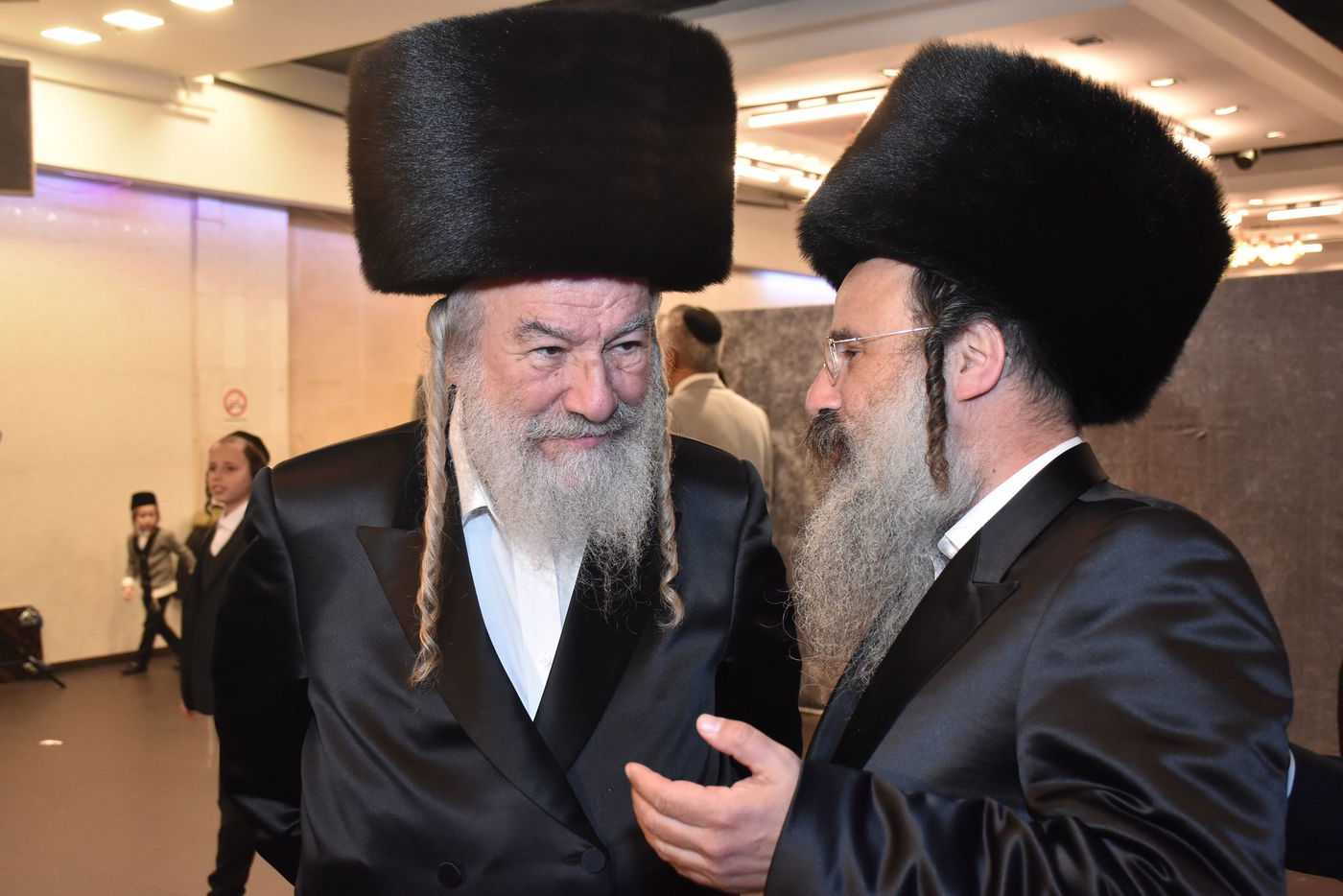 קהל חסידים ואנשי מעשה בשמחת בית קומרנא אשלג - זאבילטוב  | גלריה