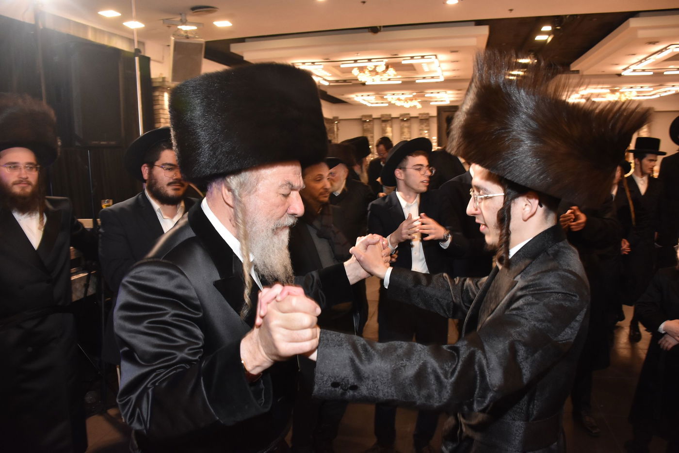 קהל חסידים ואנשי מעשה בשמחת בית קומרנא אשלג - זאבילטוב  | גלריה