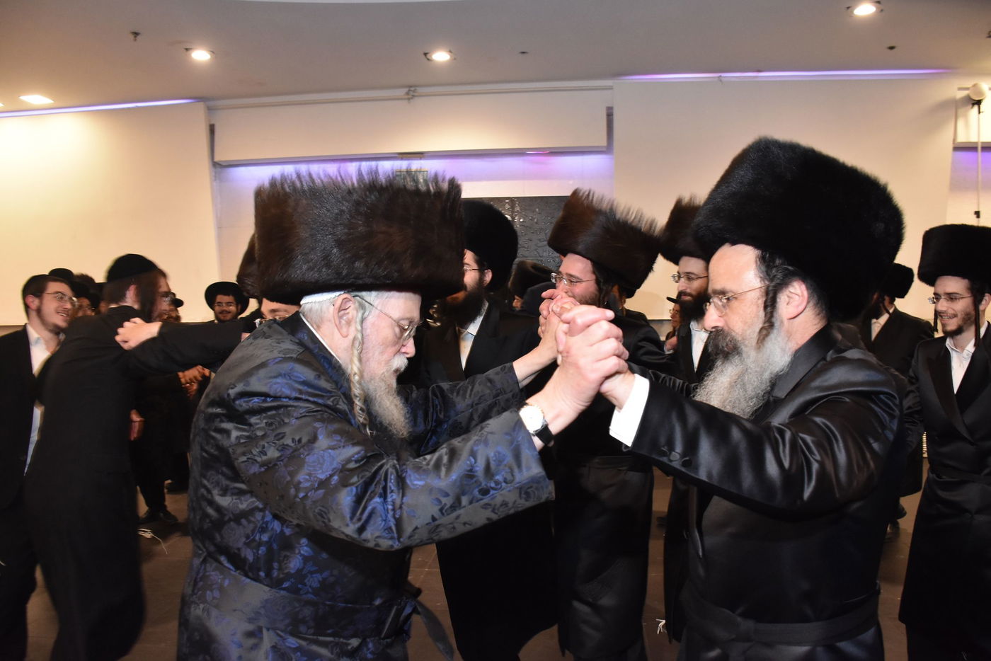 קהל חסידים ואנשי מעשה בשמחת בית קומרנא אשלג - זאבילטוב  | גלריה