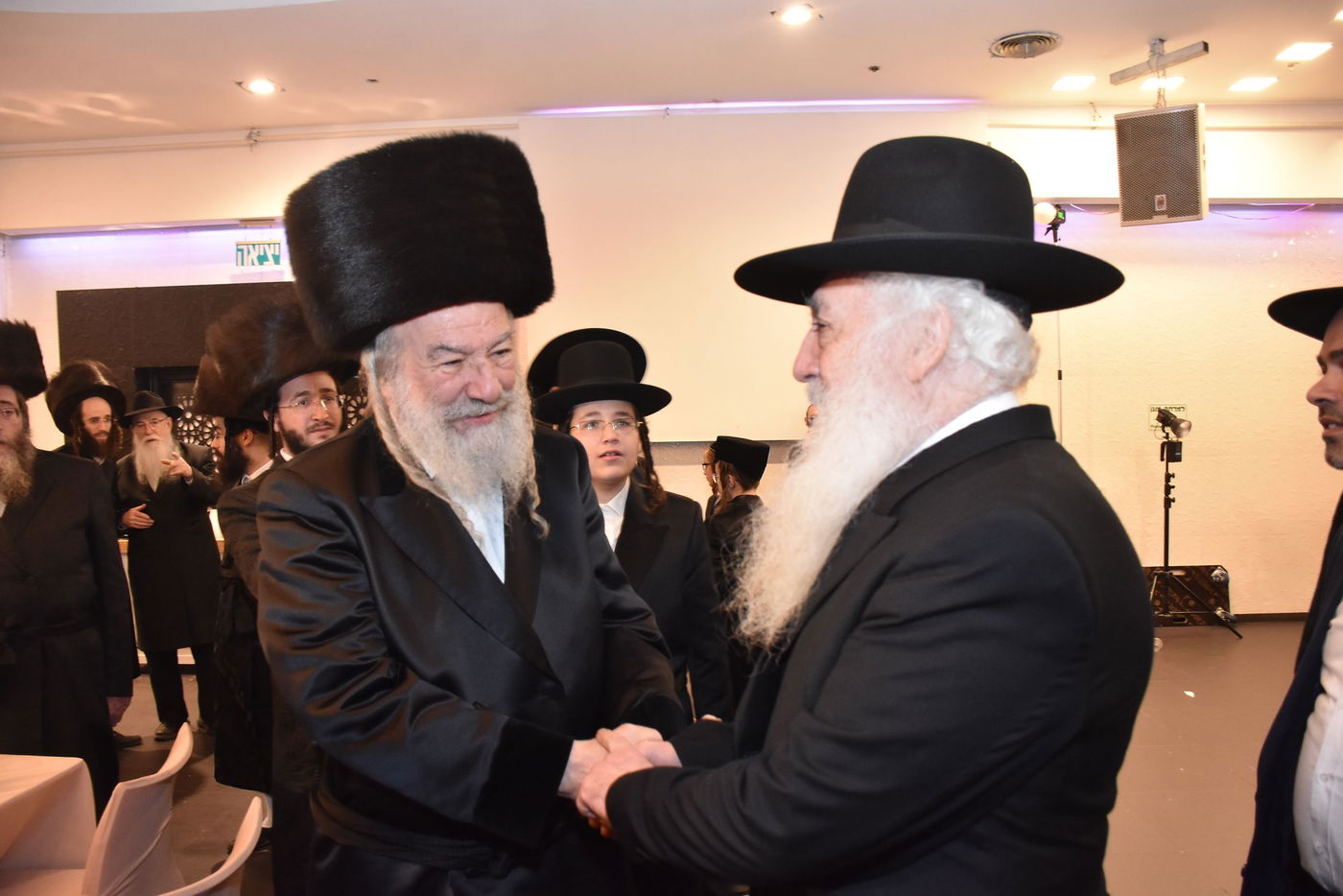 קהל חסידים ואנשי מעשה בשמחת בית קומרנא אשלג - זאבילטוב  | גלריה