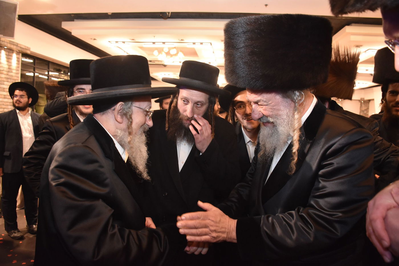 קהל חסידים ואנשי מעשה בשמחת בית קומרנא אשלג - זאבילטוב  | גלריה