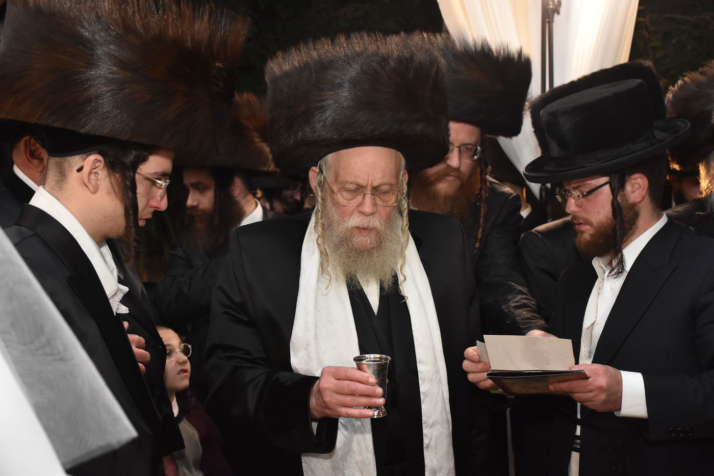 קהל חסידים ואנשי מעשה בשמחת בית קומרנא אשלג - זאבילטוב  | גלריה