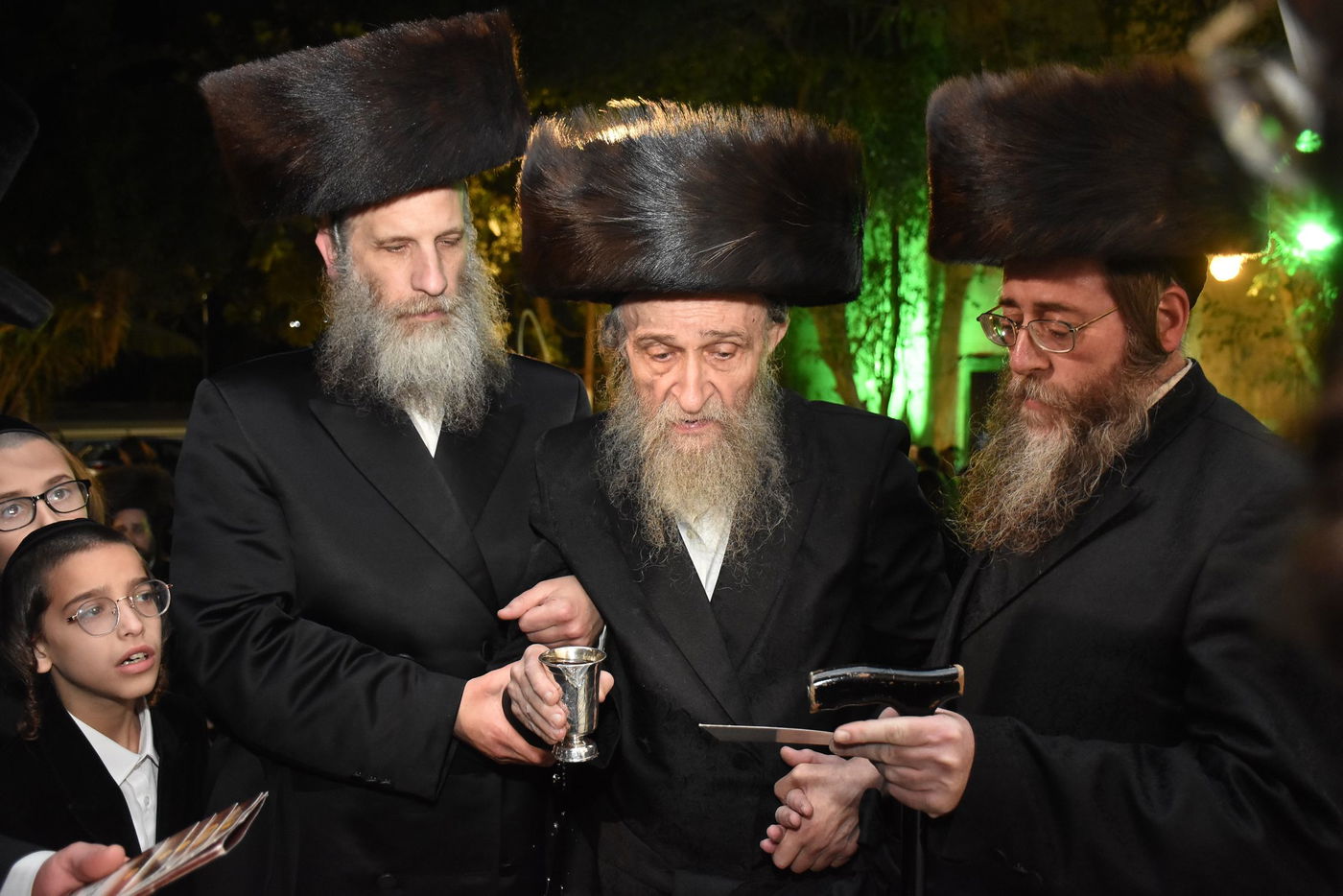 קהל חסידים ואנשי מעשה בשמחת בית קומרנא אשלג - זאבילטוב  | גלריה