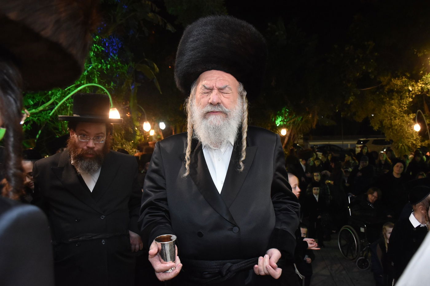 קהל חסידים ואנשי מעשה בשמחת בית קומרנא אשלג - זאבילטוב  | גלריה