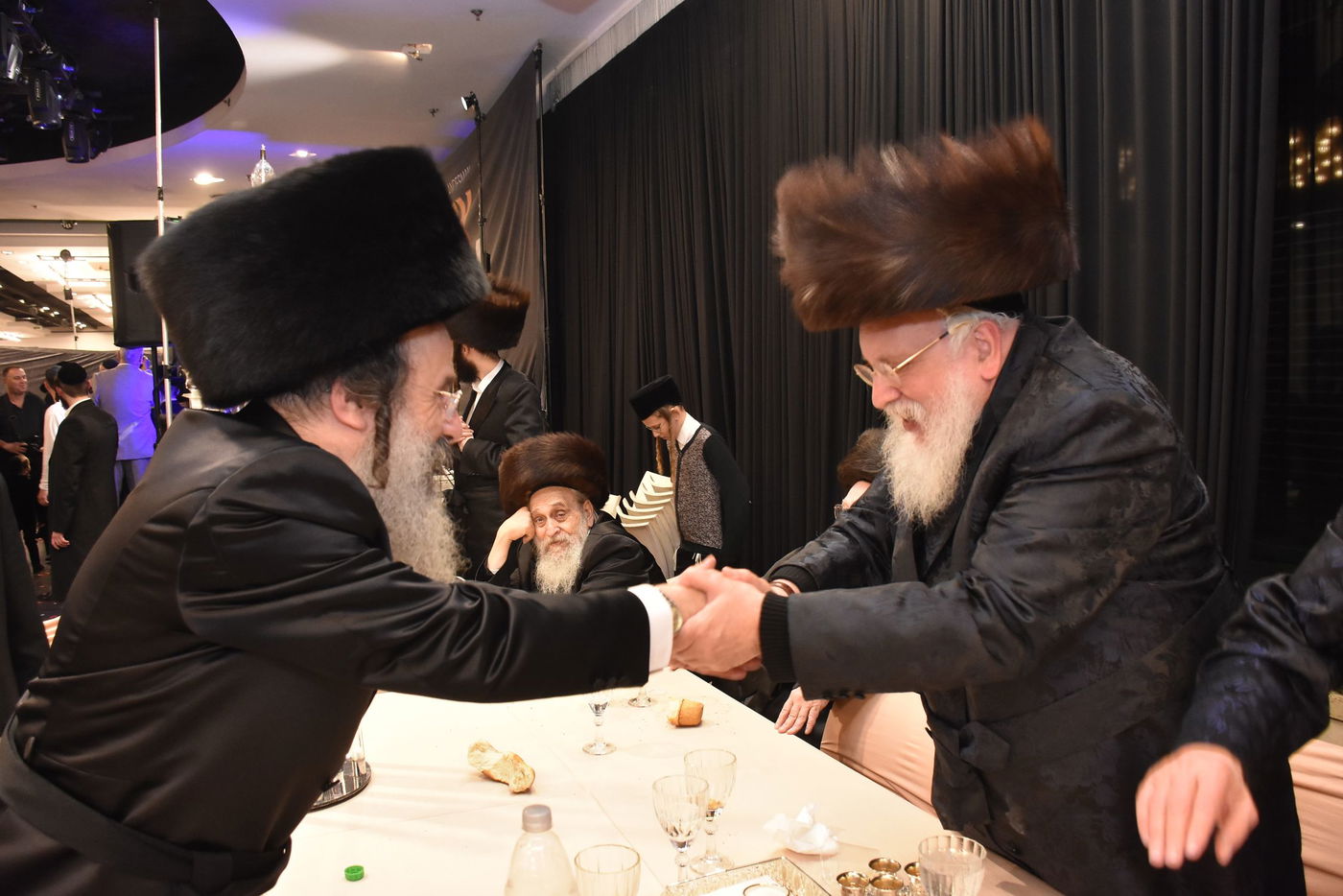 קהל חסידים ואנשי מעשה בשמחת בית קומרנא אשלג - זאבילטוב  | גלריה