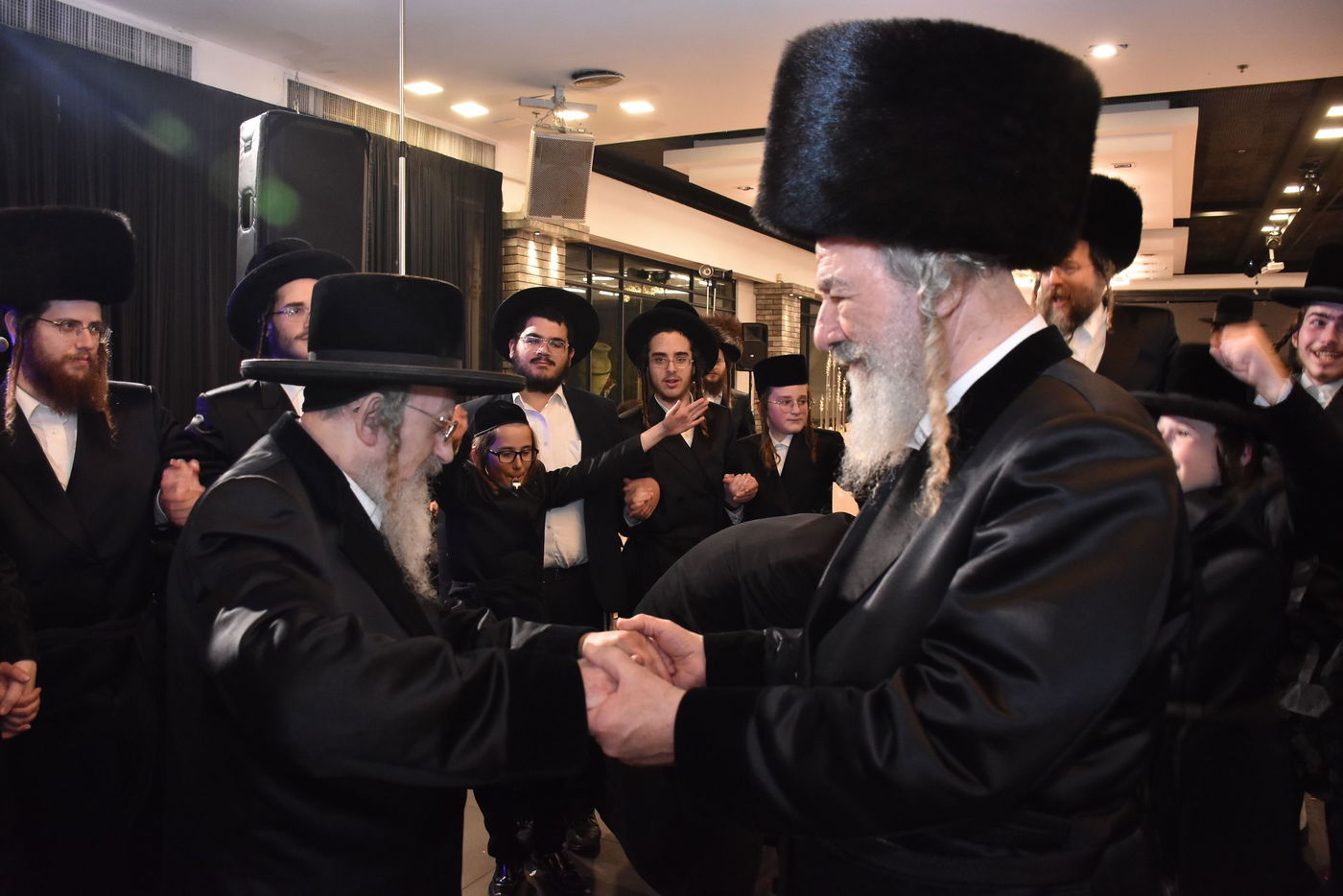 קהל חסידים ואנשי מעשה בשמחת בית קומרנא אשלג - זאבילטוב  | גלריה