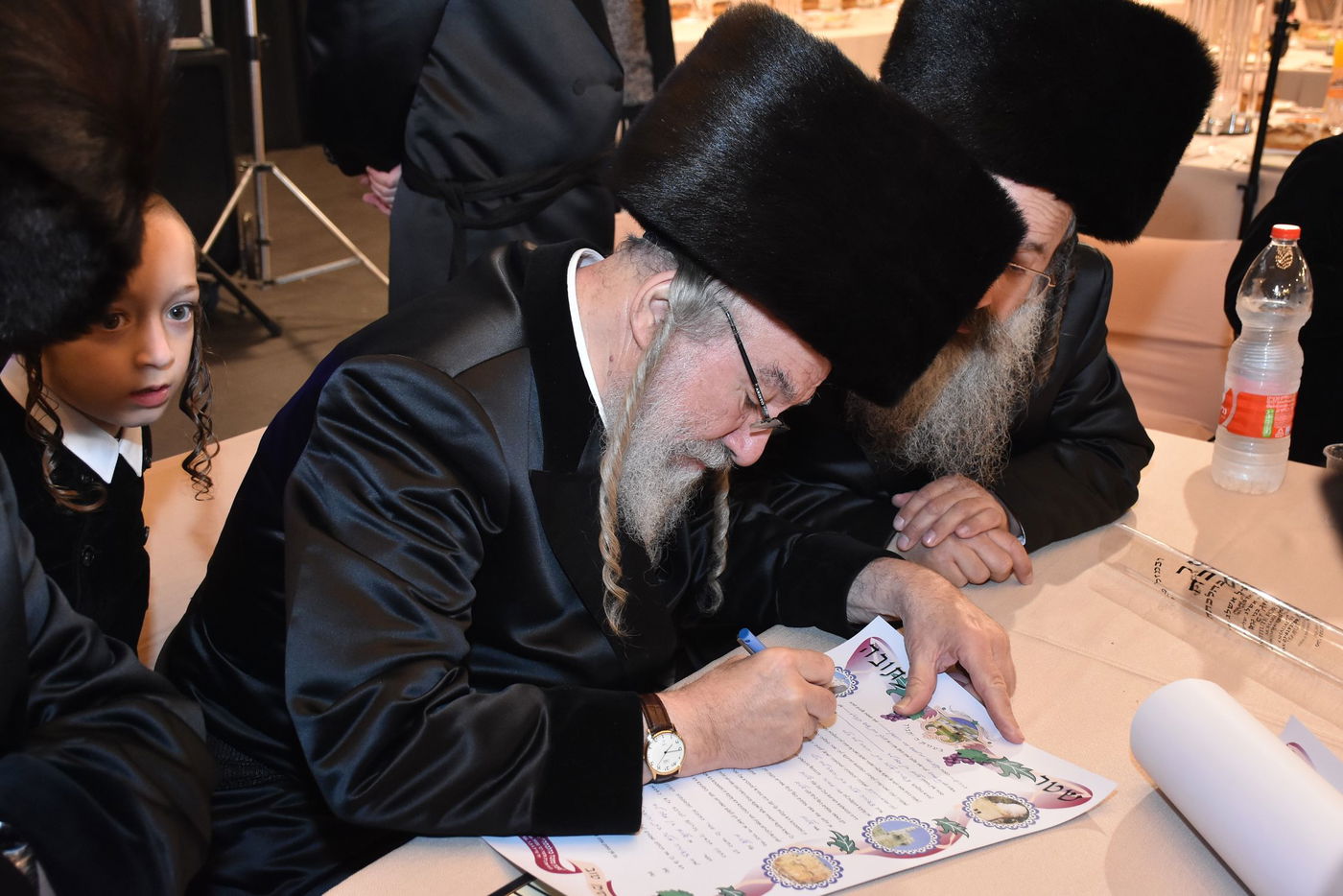 קהל חסידים ואנשי מעשה בשמחת בית קומרנא אשלג - זאבילטוב  | גלריה