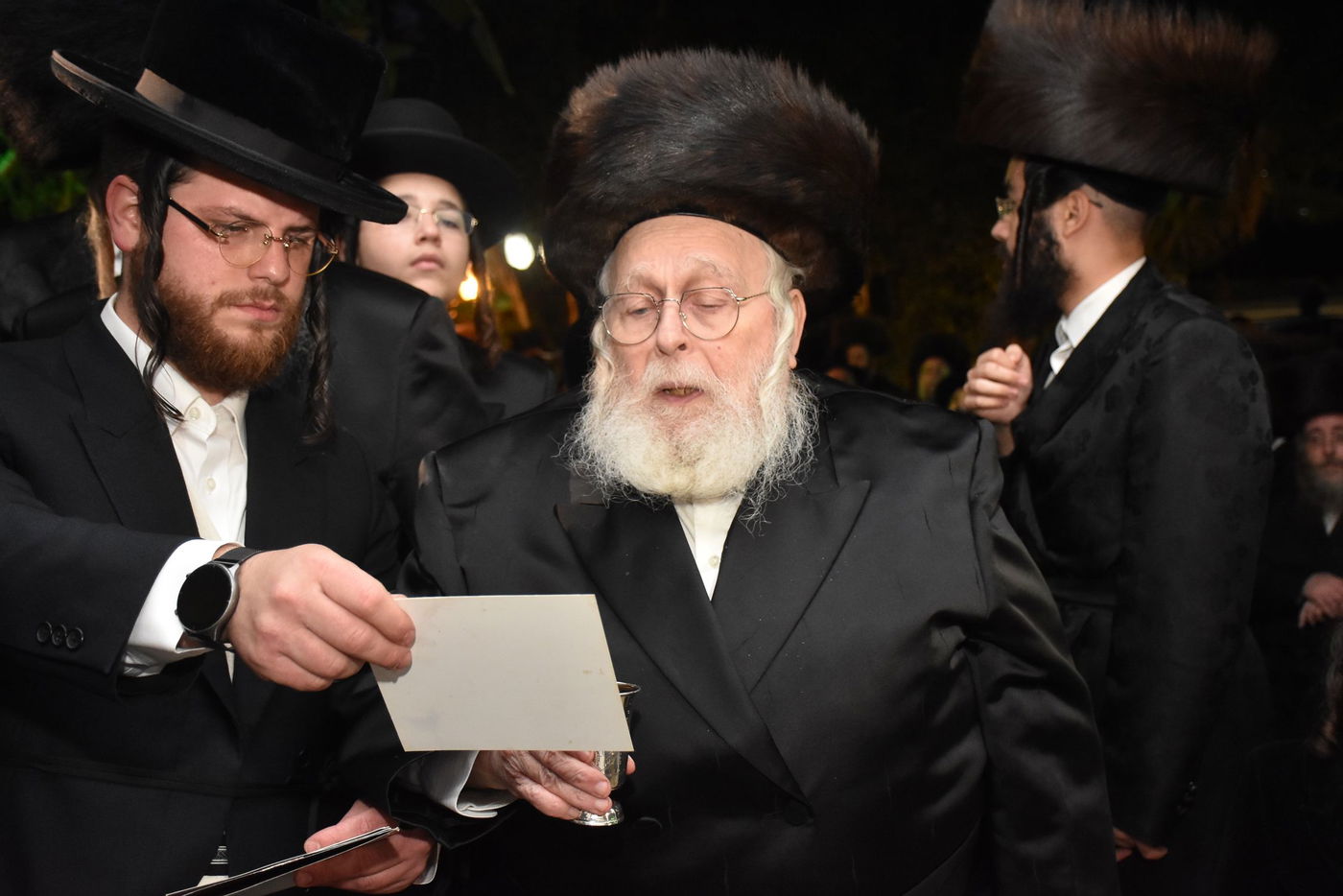 קהל חסידים ואנשי מעשה בשמחת בית קומרנא אשלג - זאבילטוב  | גלריה