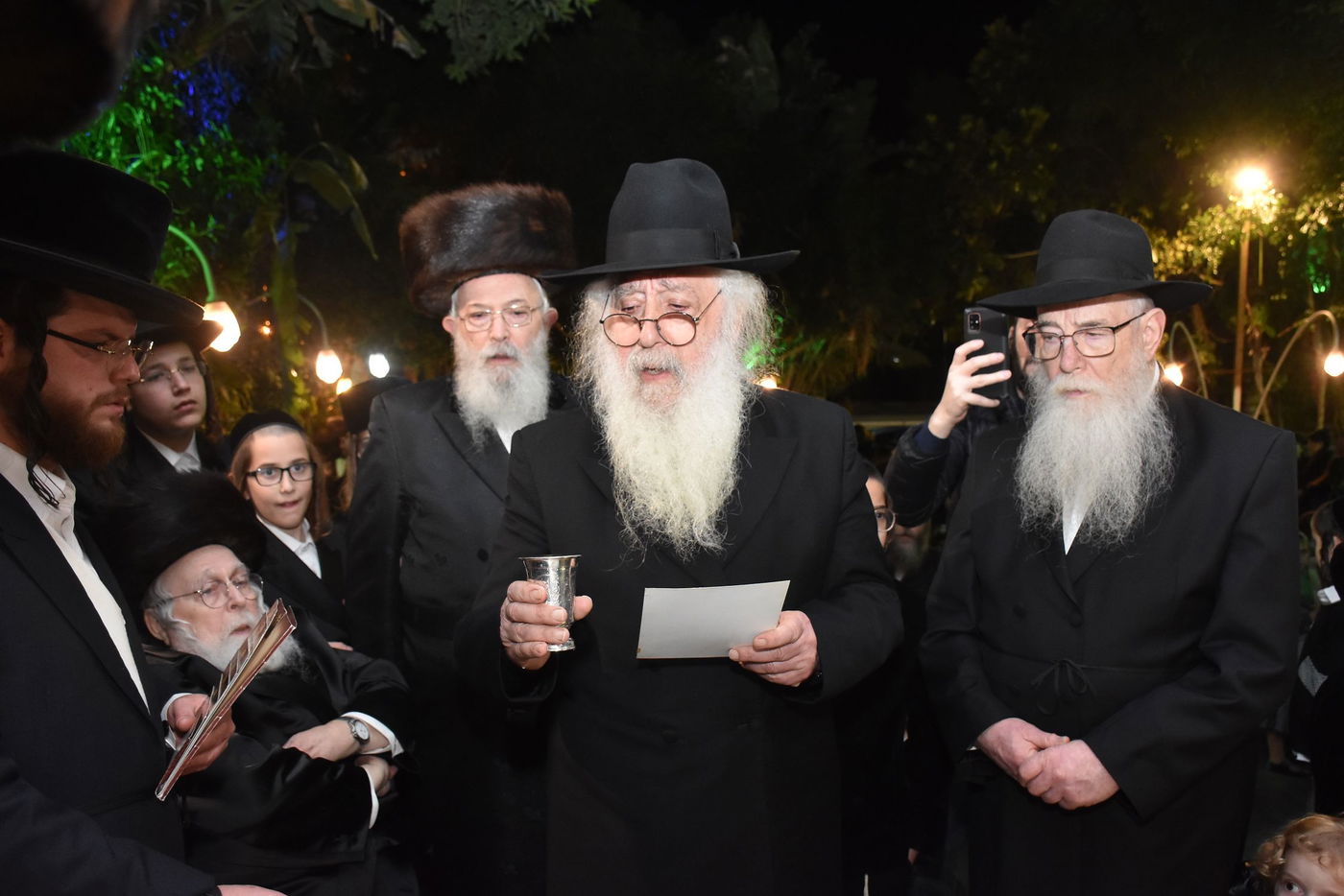 קהל חסידים ואנשי מעשה בשמחת בית קומרנא אשלג - זאבילטוב  | גלריה