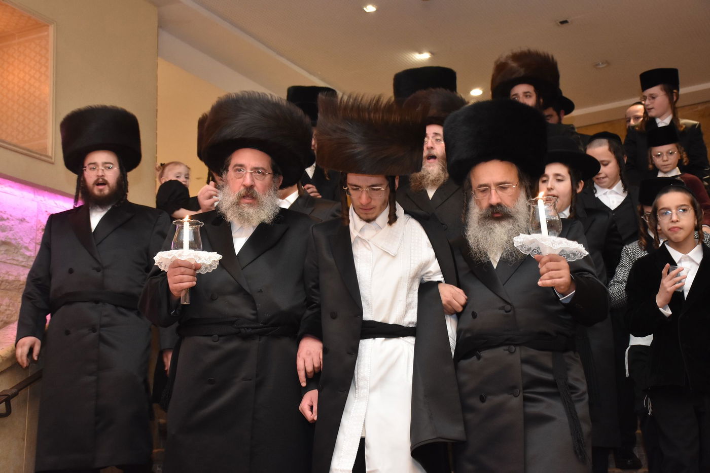 קהל חסידים ואנשי מעשה בשמחת בית קומרנא אשלג - זאבילטוב  | גלריה