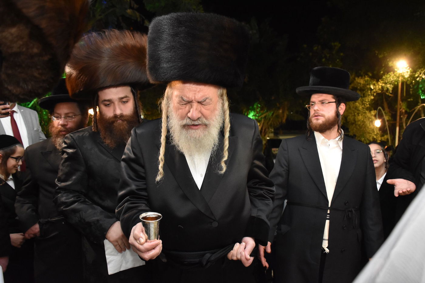 קהל חסידים ואנשי מעשה בשמחת בית קומרנא אשלג - זאבילטוב  | גלריה