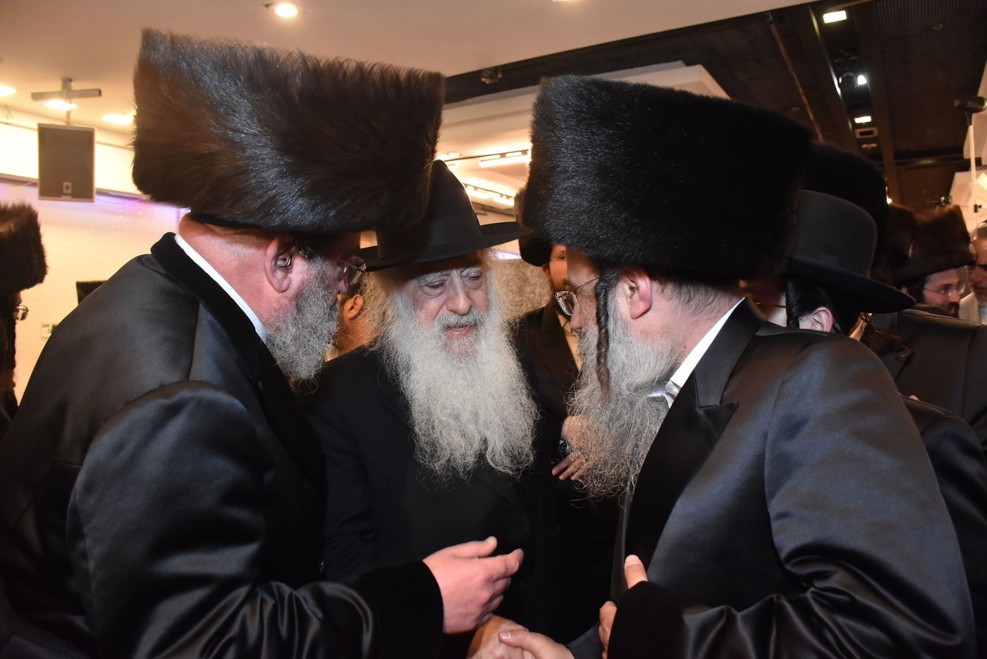 קהל חסידים ואנשי מעשה בשמחת בית קומרנא אשלג - זאבילטוב  | גלריה