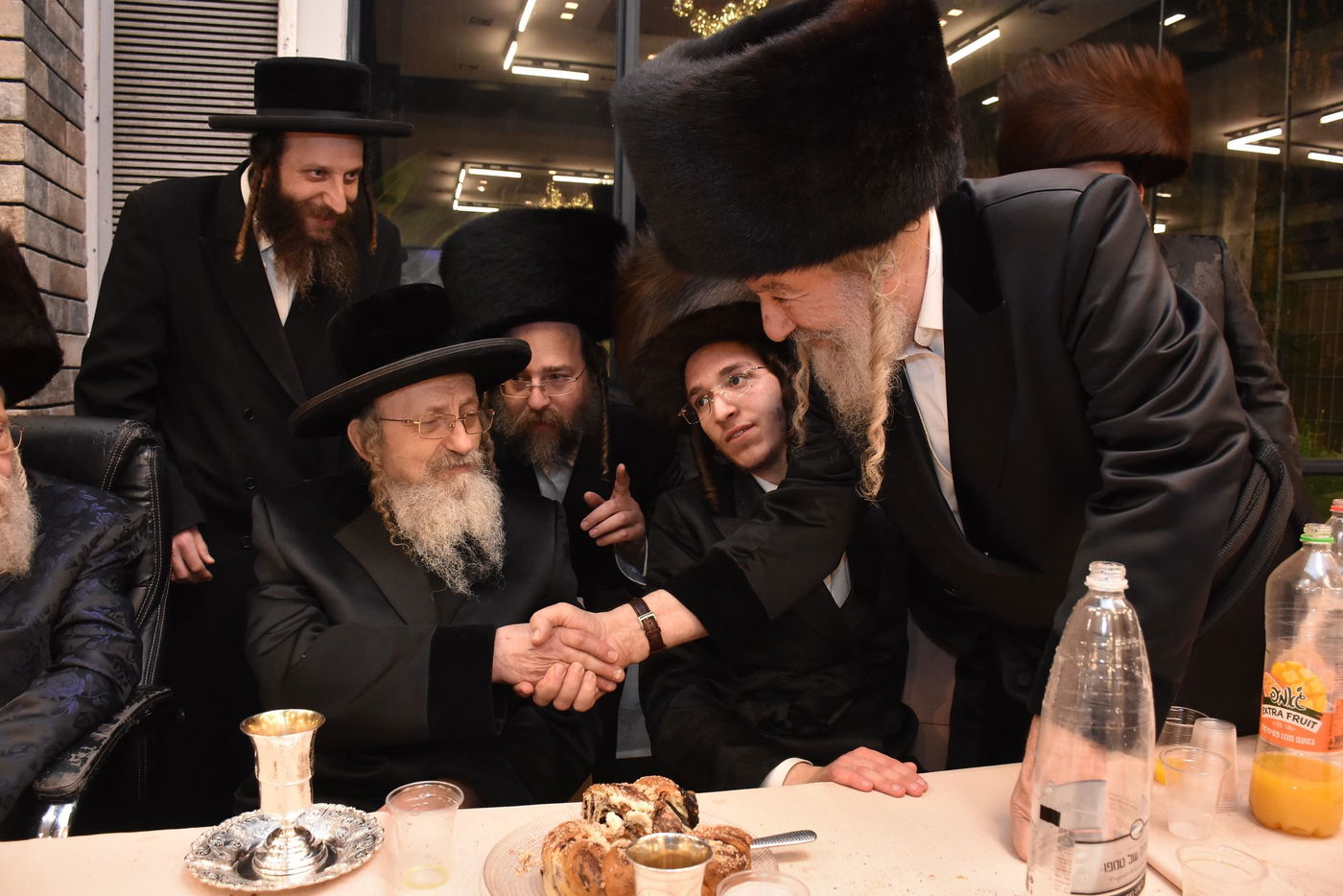 קהל חסידים ואנשי מעשה בשמחת בית קומרנא אשלג - זאבילטוב  | גלריה