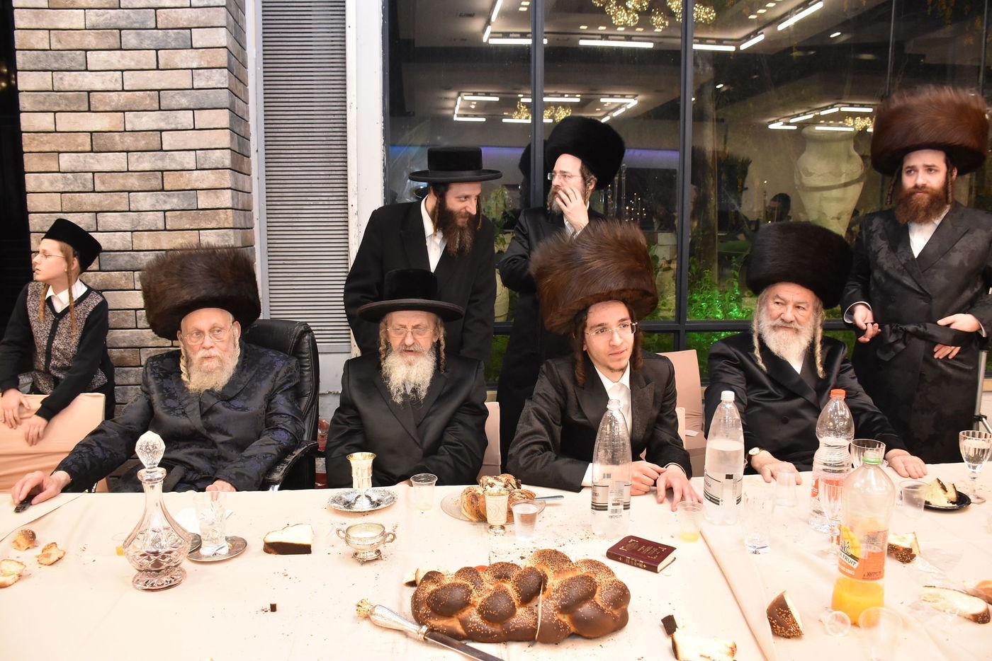 קהל חסידים ואנשי מעשה בשמחת בית קומרנא אשלג - זאבילטוב  | גלריה