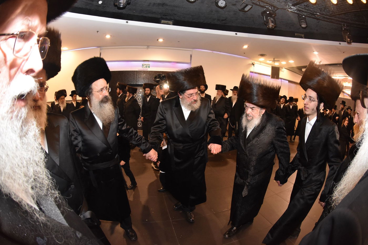 קהל חסידים ואנשי מעשה בשמחת בית קומרנא אשלג - זאבילטוב  | גלריה