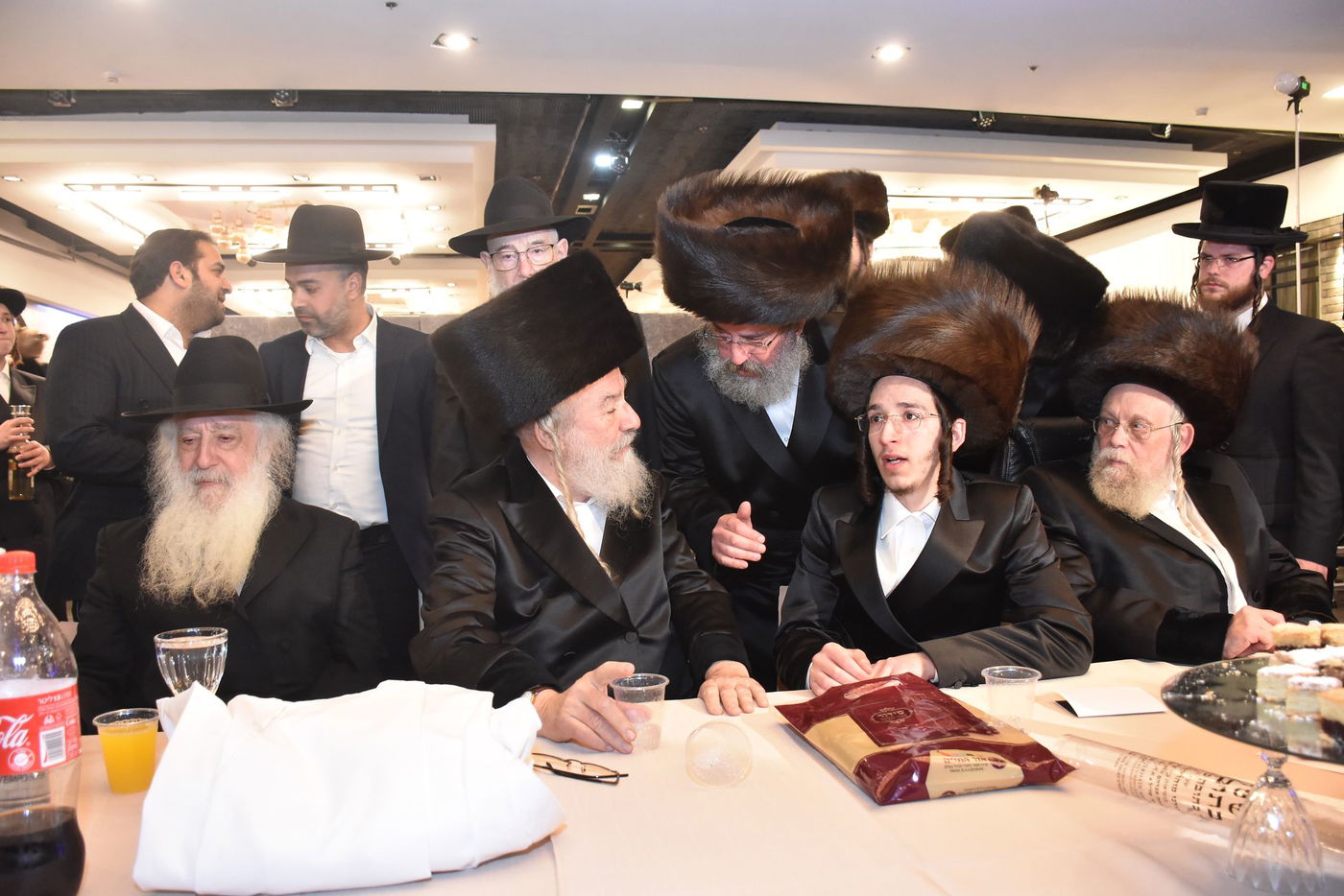 קהל חסידים ואנשי מעשה בשמחת בית קומרנא אשלג - זאבילטוב  | גלריה