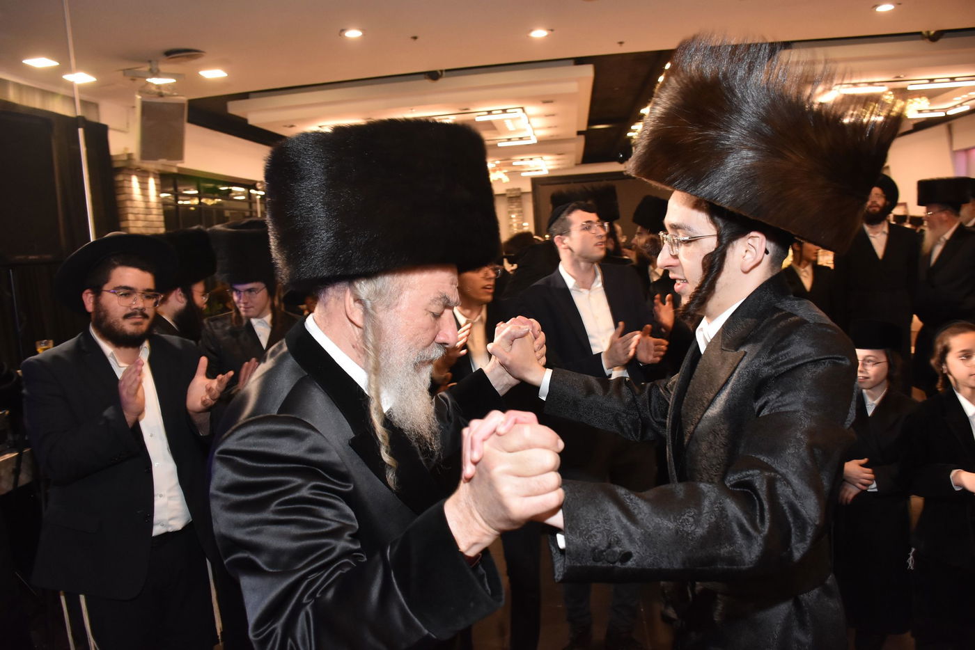 קהל חסידים ואנשי מעשה בשמחת בית קומרנא אשלג - זאבילטוב  | גלריה