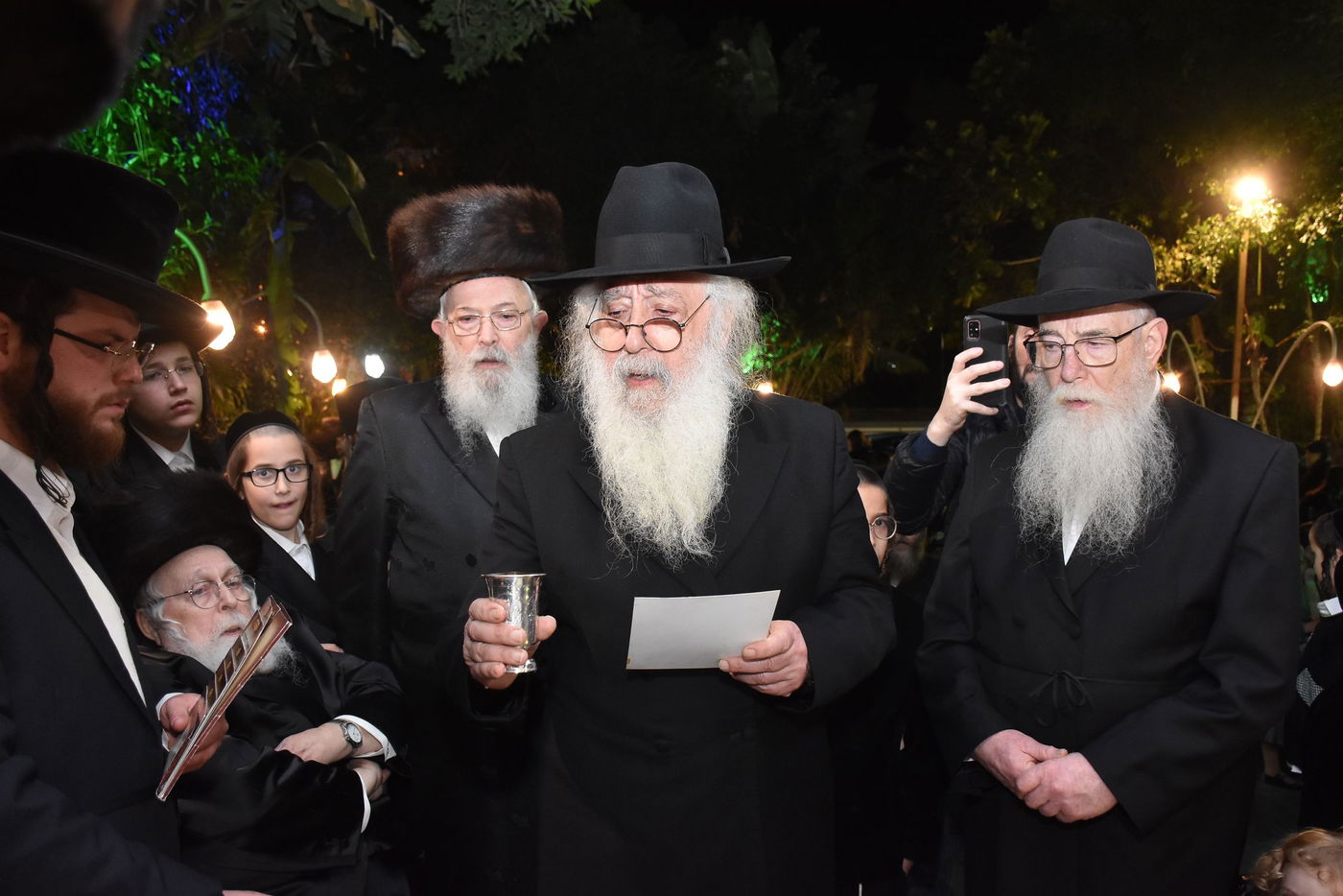 קהל חסידים ואנשי מעשה בשמחת בית קומרנא אשלג - זאבילטוב  | גלריה