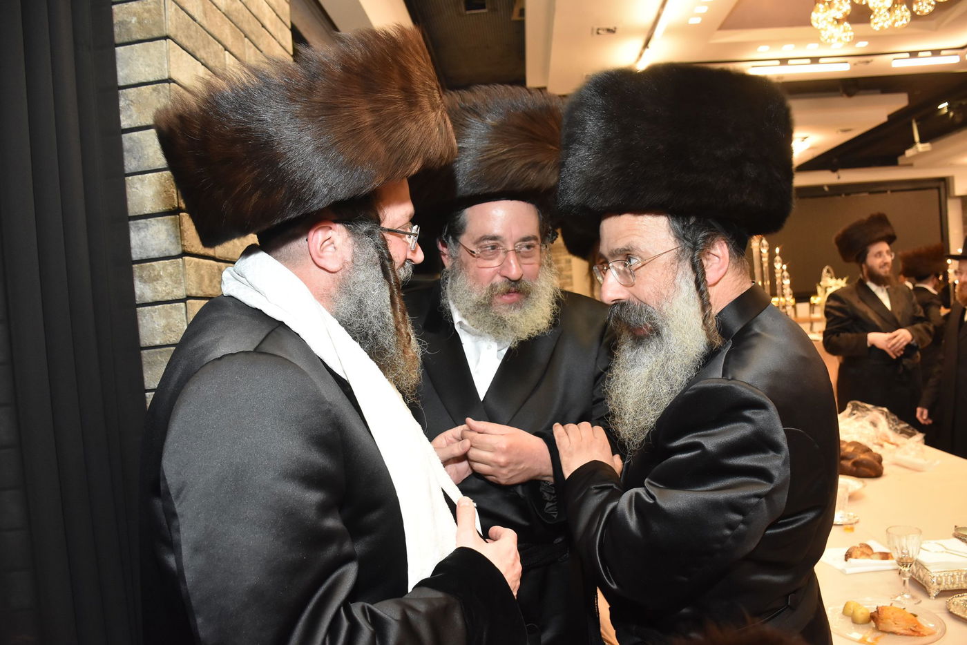 קהל חסידים ואנשי מעשה בשמחת בית קומרנא אשלג - זאבילטוב  | גלריה