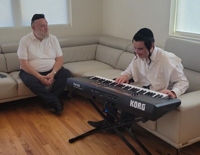 הבחור שהתעוור בלחן מרגש עם מיכאל שניצלער ז"ל ומוטי אילוביץ: "פוקח עוורים"