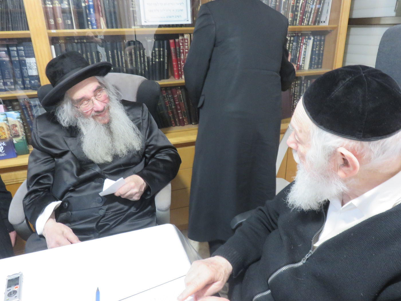 ראב"ד לונדון הגרא"ד הלוי דינר בביקור אצל הגר"י זילברשטיין | תיעוד