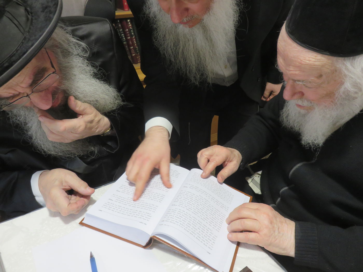 ראב"ד לונדון הגרא"ד הלוי דינר בביקור אצל הגר"י זילברשטיין | תיעוד