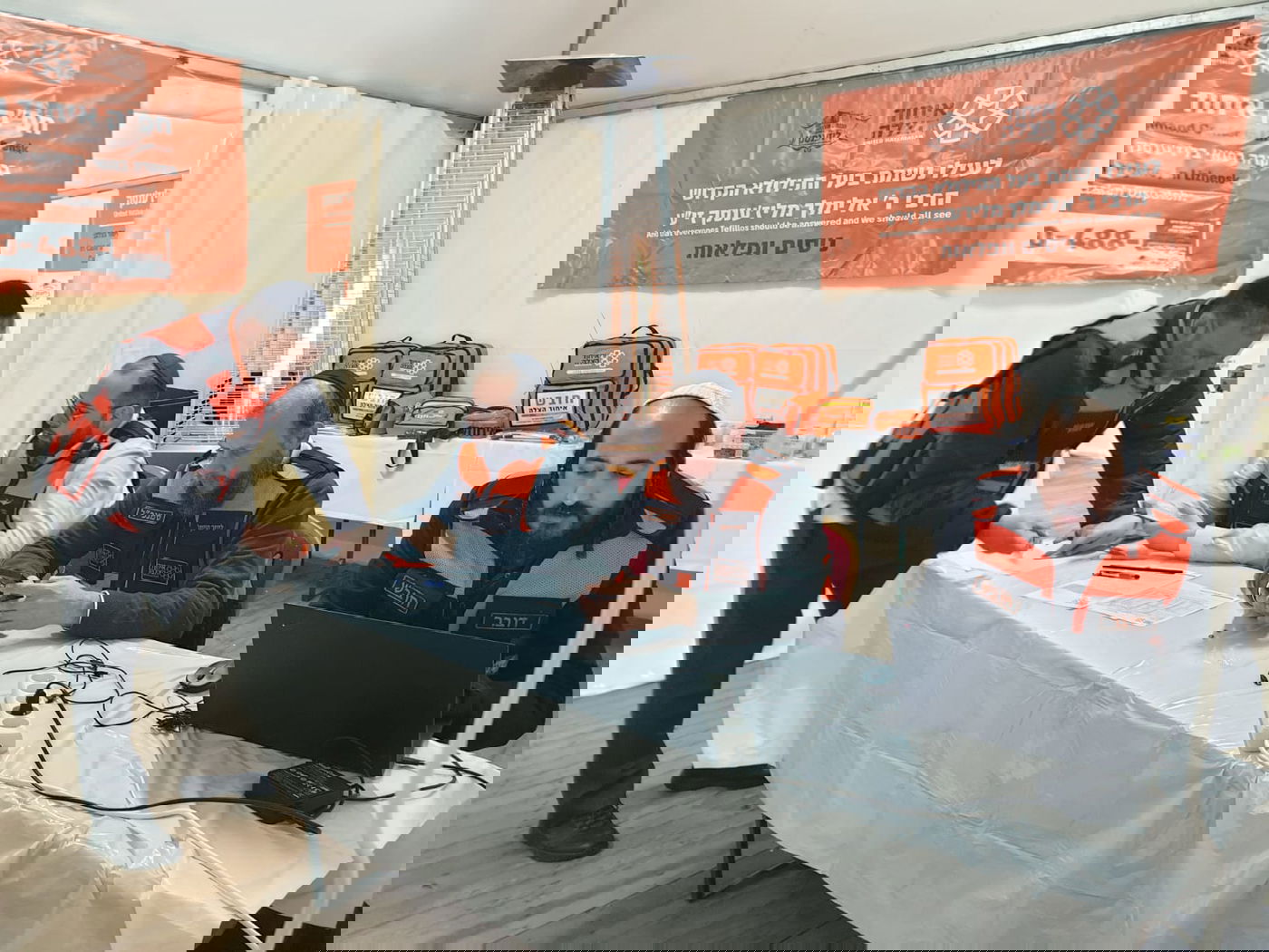 מאות מתפללים קיבלו סיוע מאיחוד הצלה בליז'ענסק