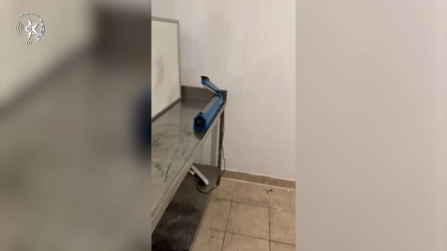 הבלשים פשטו על הדירה