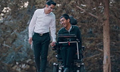 אליה והב בשיר חדש שנכתב בעזרת האף: "חברי אהובי"