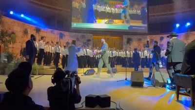 עין לא נותרה יבשה: החייל הפתיע את הוריו על הבמה במיאמי